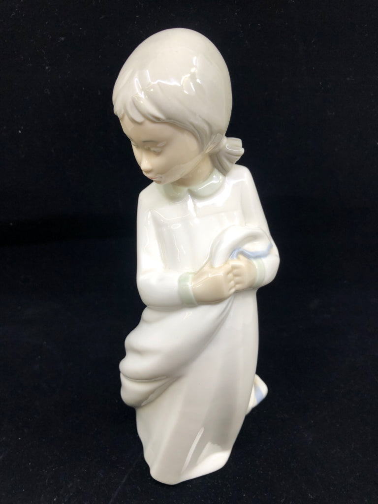 VTG NAO LITTLE GIRL W BLANKET FIGURE.