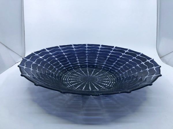 BLACK SPIDERWEB LIKE PATTERN CENTERPIECE BOWL.