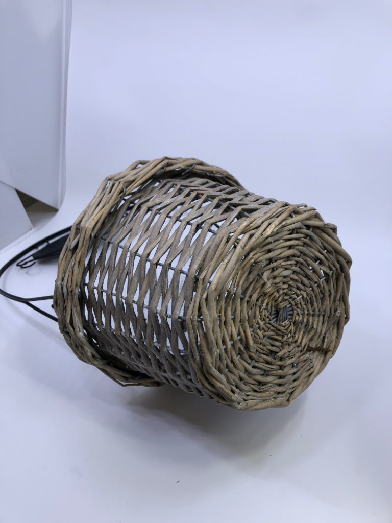WELCOME WICKER BASKET W/METAL SIGN.
