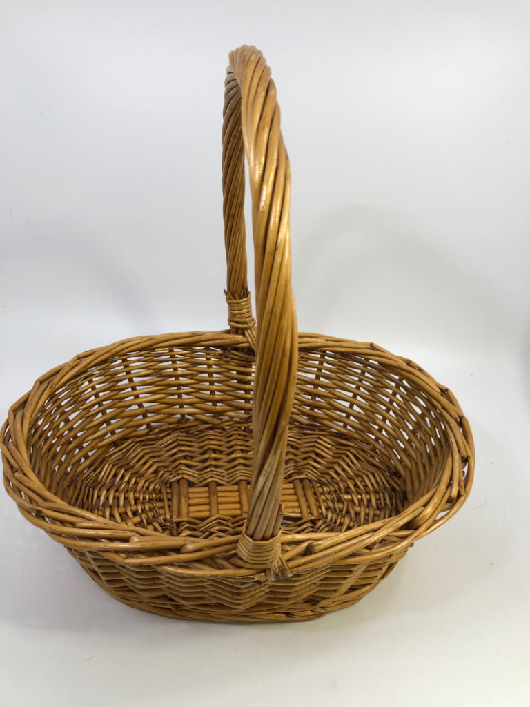 STURDY WICKER BASKET W/HANDLE.