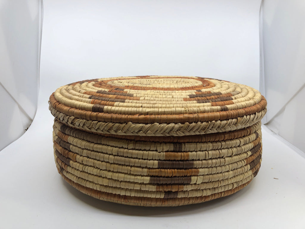 OVAL WOVEN BASKET W/LID.