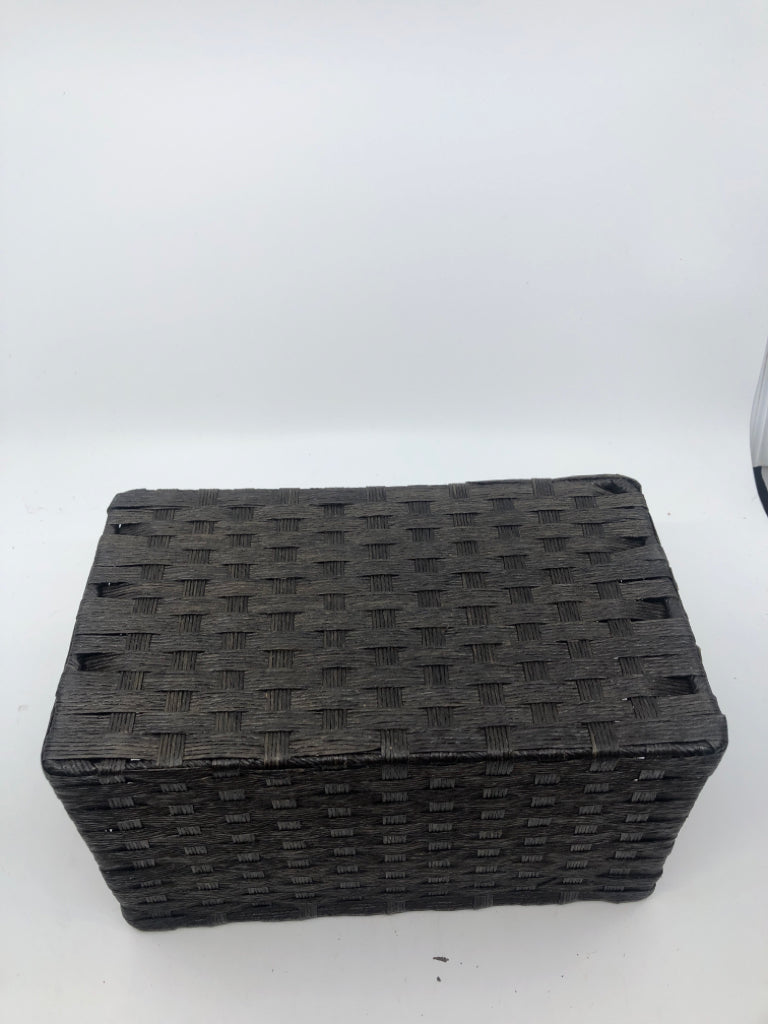 DARK WOVEN RECTANGLE BASKET.