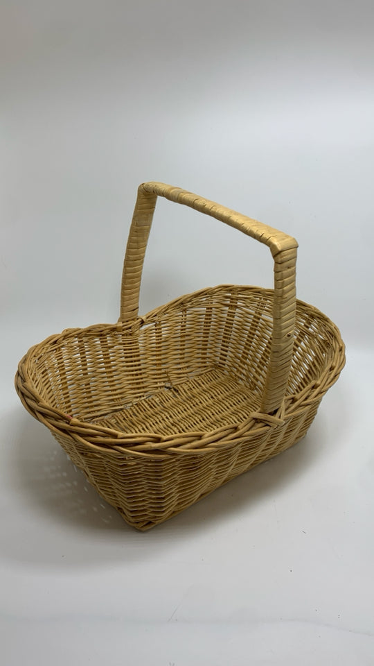 SM WICKER BASKET W/ SQUARE HANDLE.