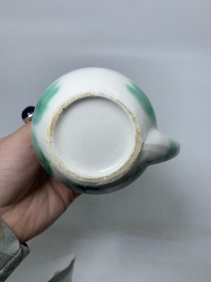 CAT SHAPED CREAMER W/ GREEN DETAILS.