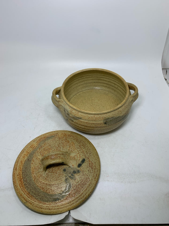 RIBBED SPECKLED COVERED POTTERY SERVING BOWL W/ HANDLES.