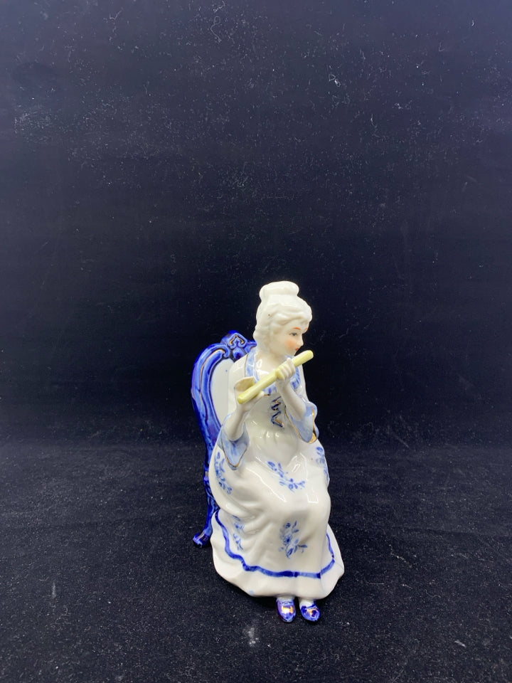 VTG BLUE AND WHITE VICTORIAN WOMAN PLAYING FLUTE.