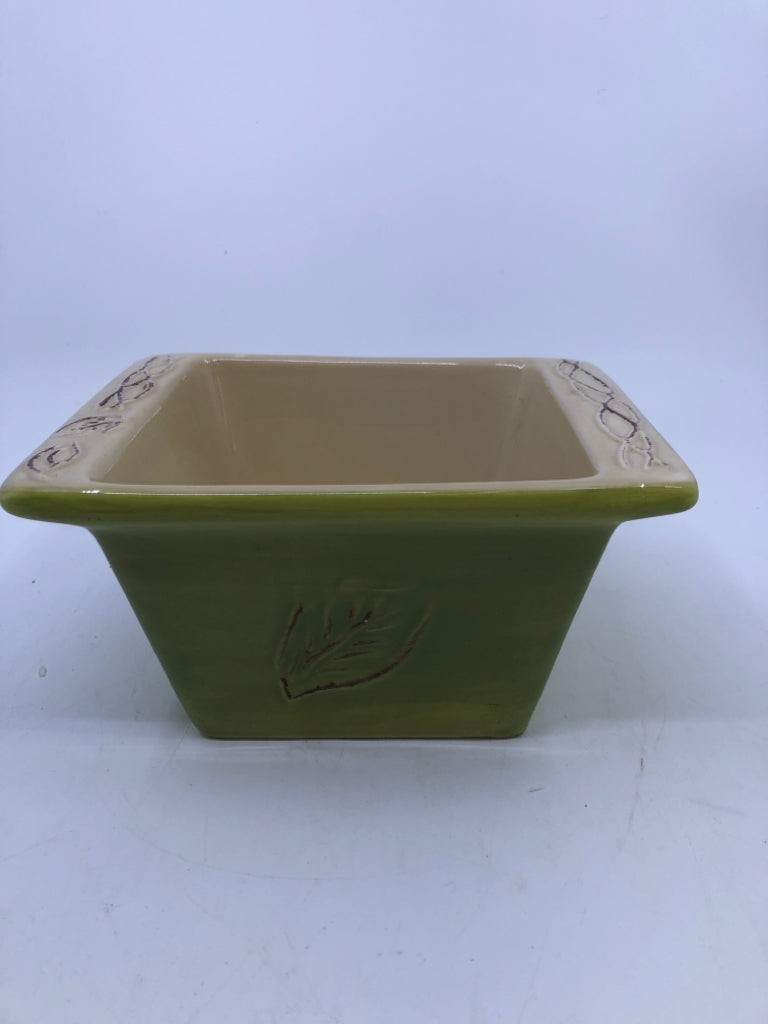 GREEN SQUARE DIP BOWL.