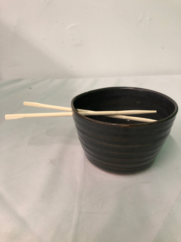 POTTERY RIBBED GRAY BOWL CREAM STONE BASE W/ 2 CHOPSTICKS.