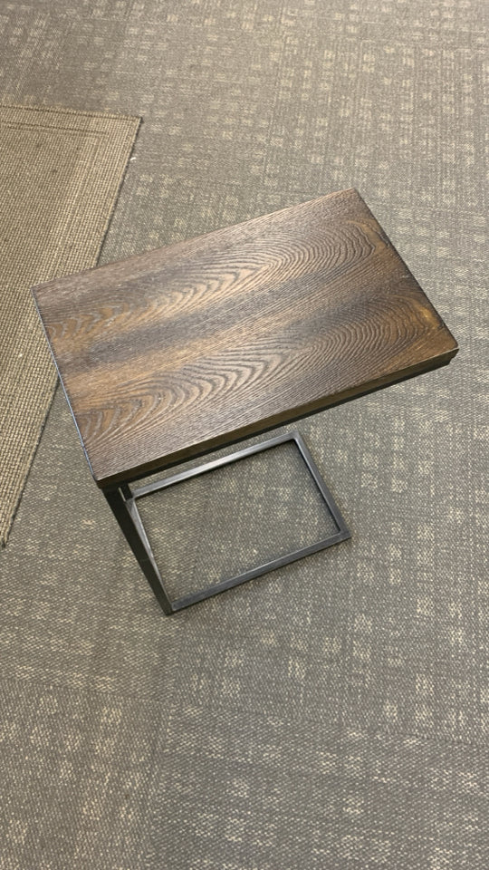 WOOD TOP SIDE TABLE W/BLACK METAL BASE.