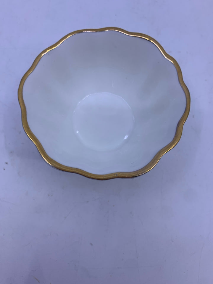 SMALL WHITE SHAMROCK BOWL.