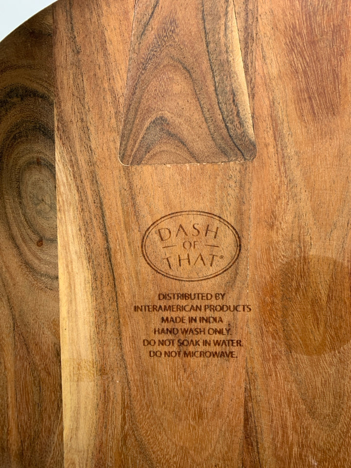 CIRCLE WOOD CUTTING BOARD W/ HANDLE "DASH OF THAT" 12 "DIAM