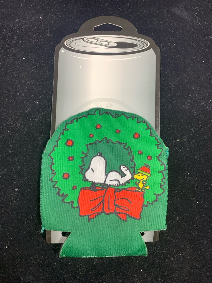 NIP SNOOPY WOOD STOCK LAYING ON WREATH CAN COOLER.