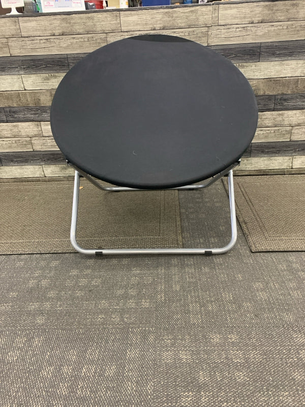 BLACK MESH CIRCLE FOLDABLE CHAIR.