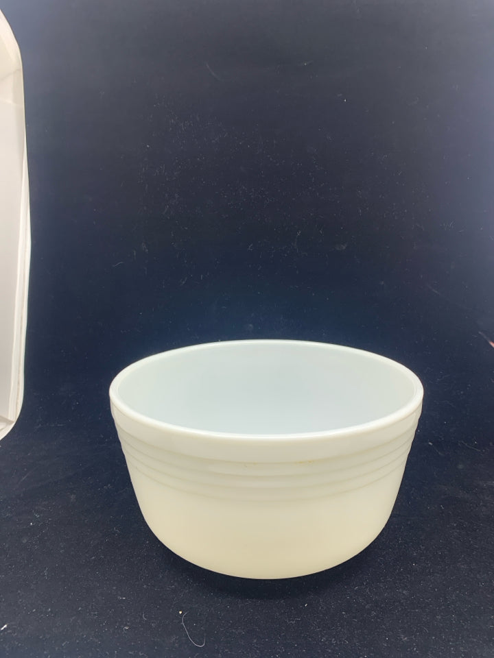 VTG PYREX HAMILTON BEACH WHITE GLASS MIXING BOWL.