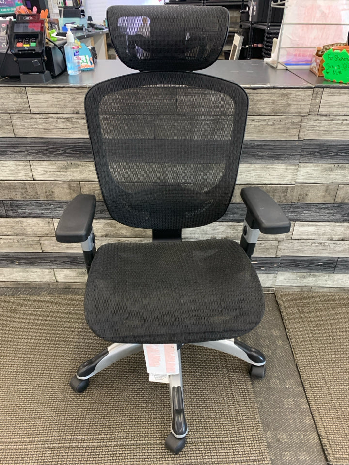 BLACK OFFICE CHAIR.