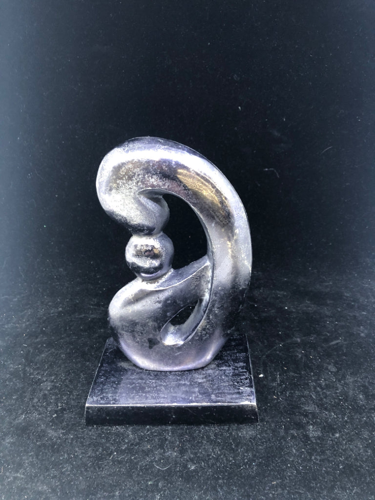 GREY METAL ABSTRACT DESK DECOR.