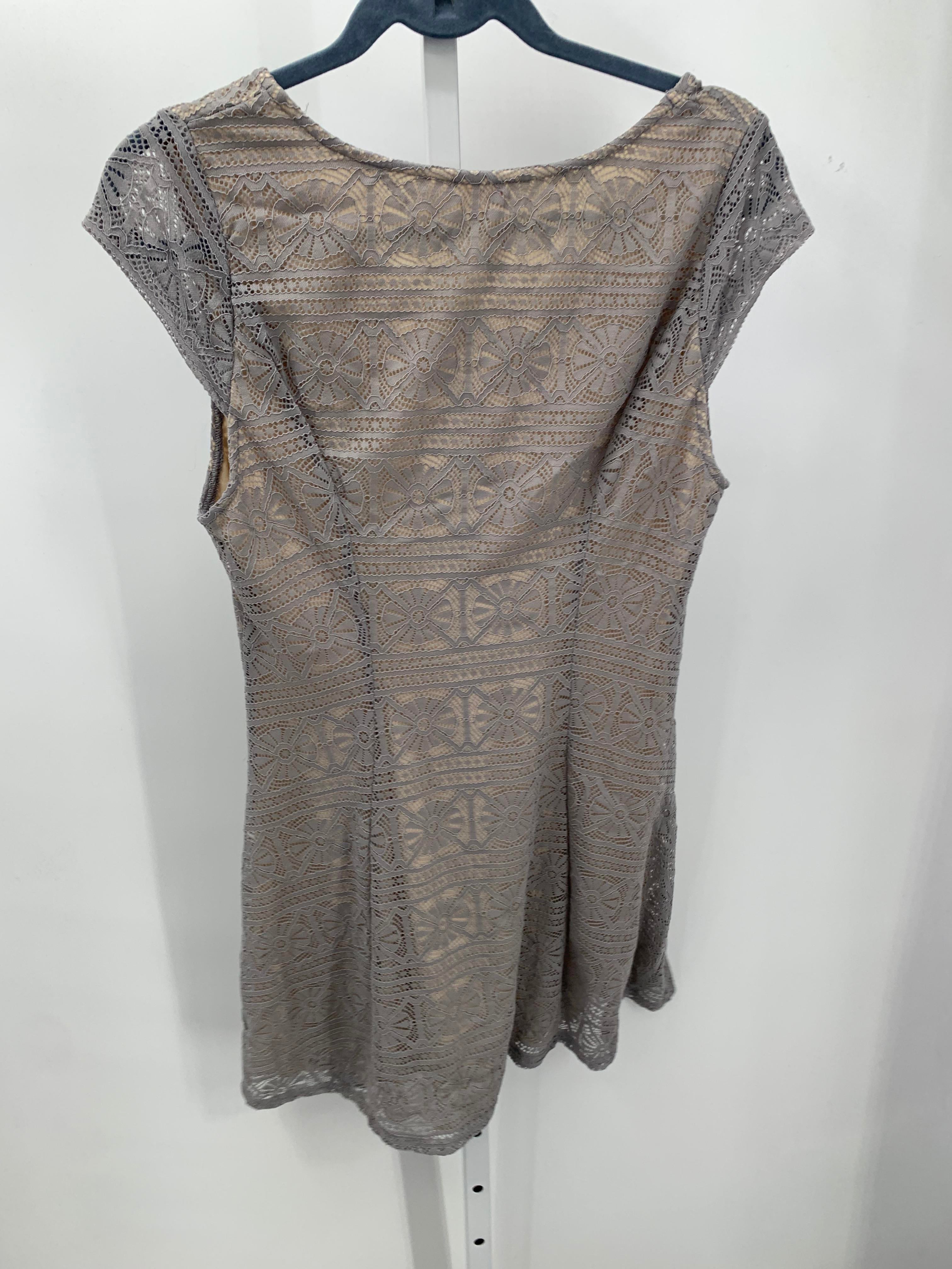 Alya Size Medium Juniors Short Sleeve Dress