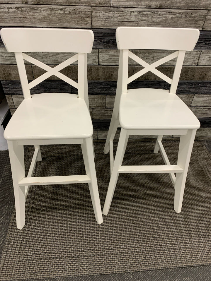 2PC WHITE WOODEN CHILDS CHAIR W/LONG LEGS.
