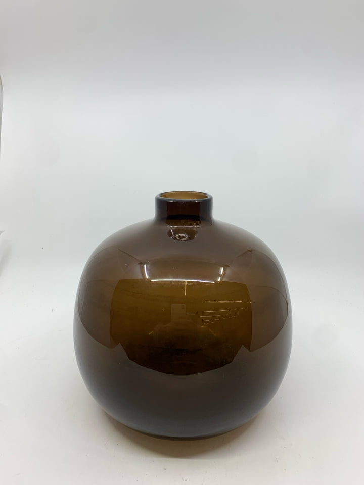 BROWN CIRCLE GLASS VASE W/ STUBBY NECK.