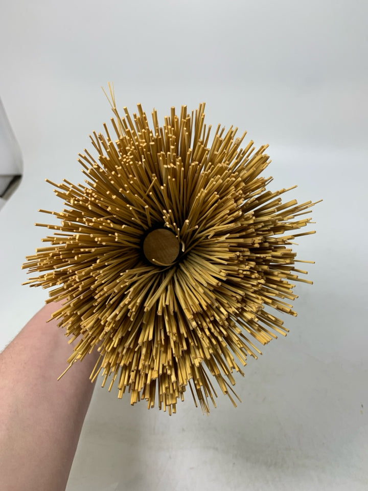 STRAW MINI BROOM.