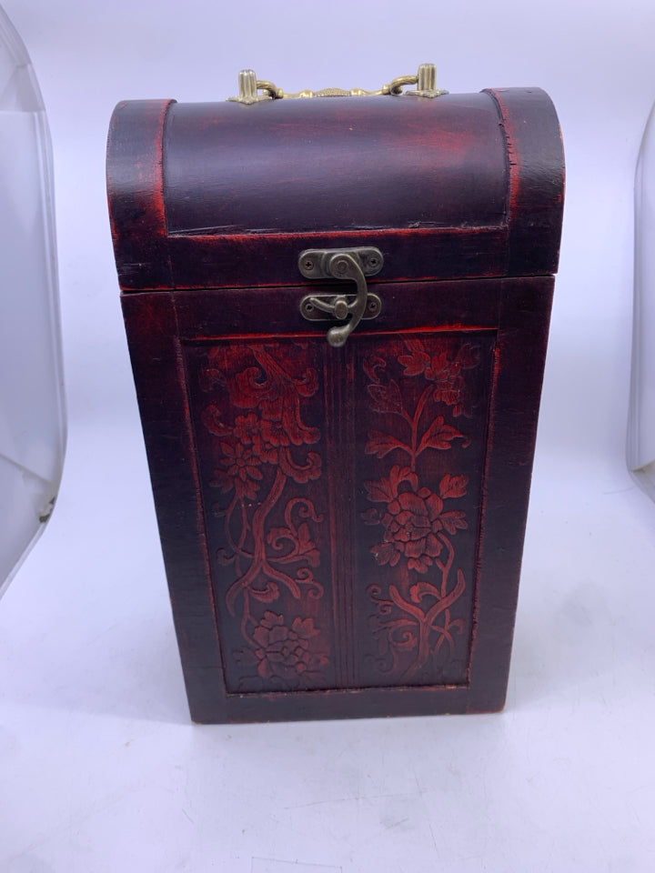 RED DISTRESSED WOOD BOTTLE BOX W/ LATCH.