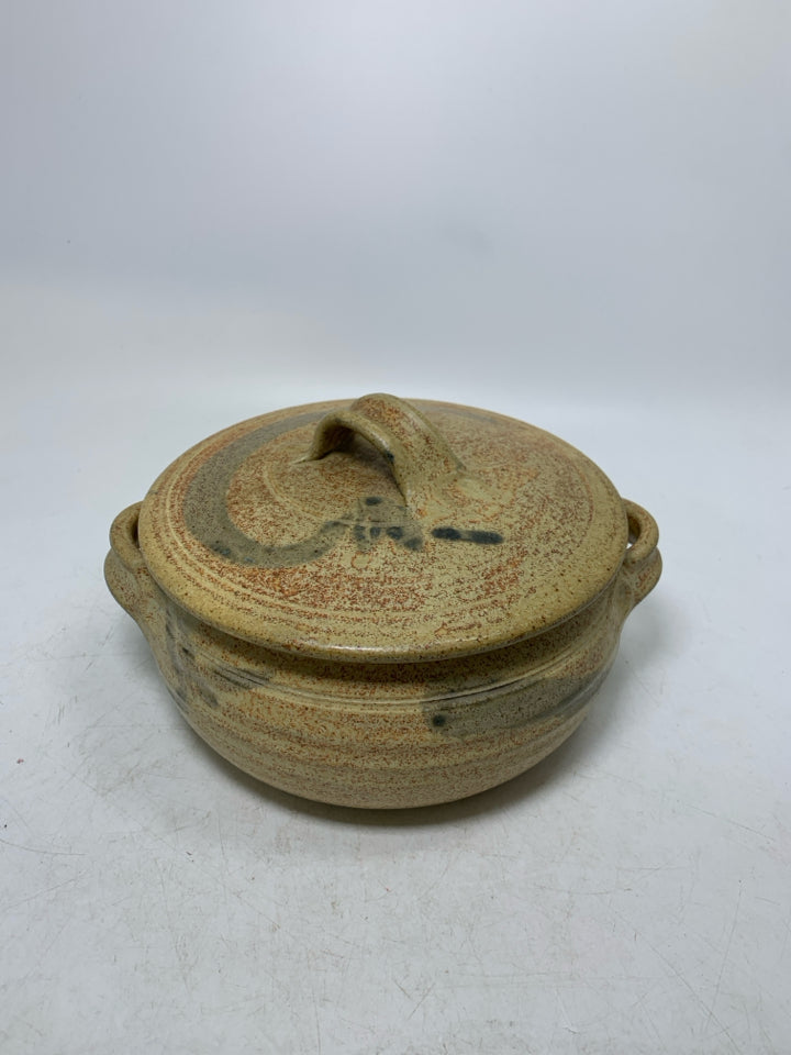 RIBBED SPECKLED COVERED POTTERY SERVING BOWL W/ HANDLES.