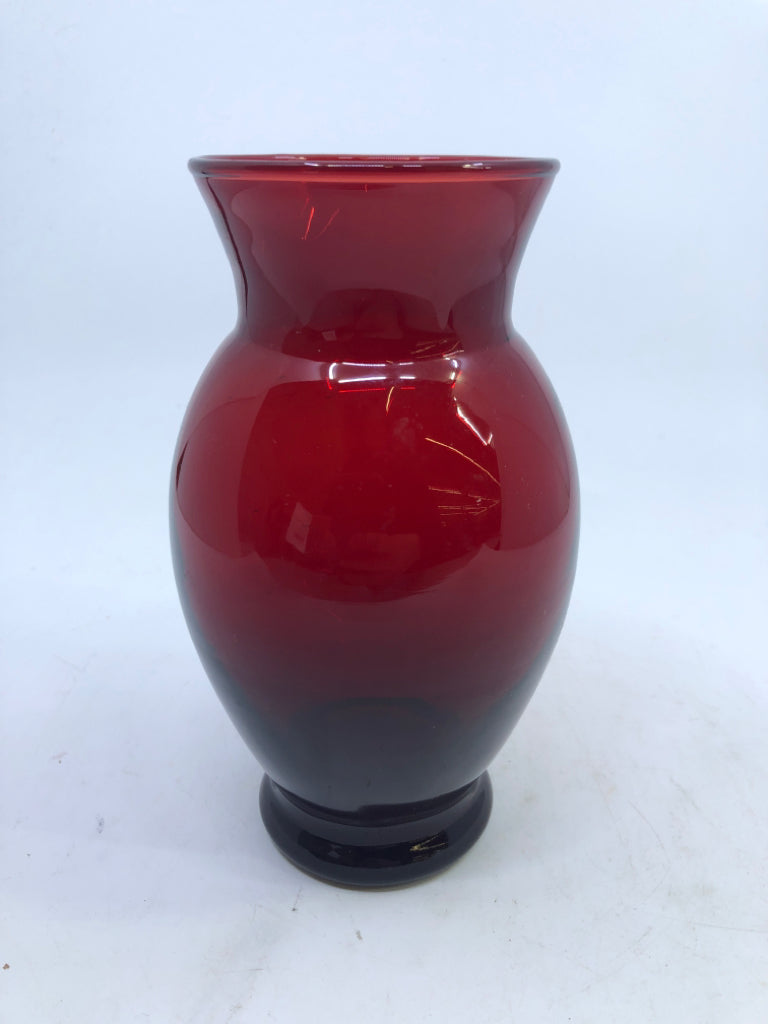 SHORT RED VASE.