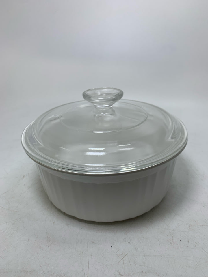 CIRCLE RIBBED CASSEROLE DISH W/ LID.