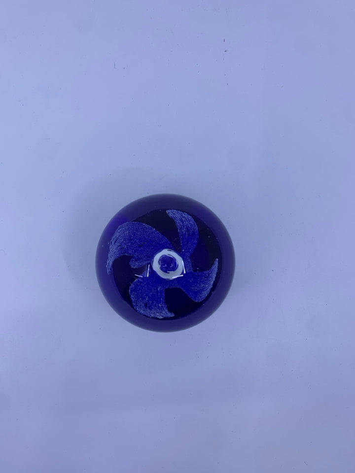 BLUE FLOWER PAPERWEIGHT BALL.