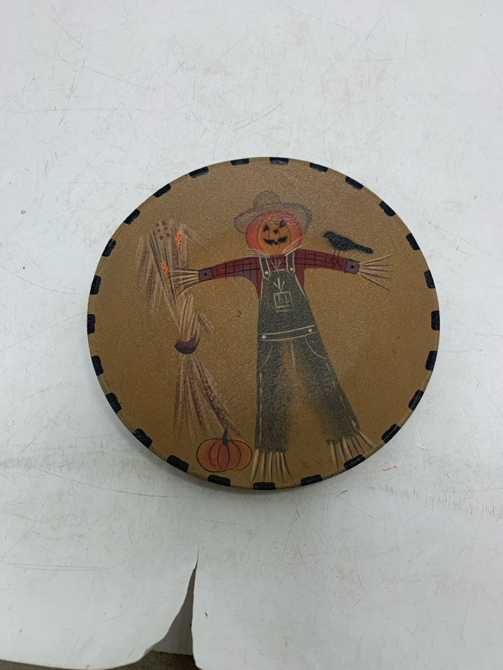SMALL PRIMITIVE STYLE SCARECROW DECORATIVE PLATE.