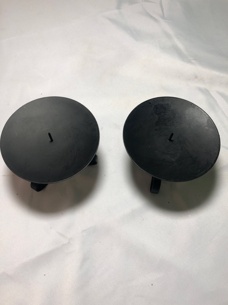 2 METAL SCROLL CANDLE HOLDERS.