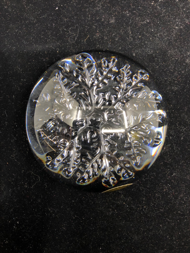 HEAVY CRYSTAL SNOWFLAKE PAPER WEIGHT.