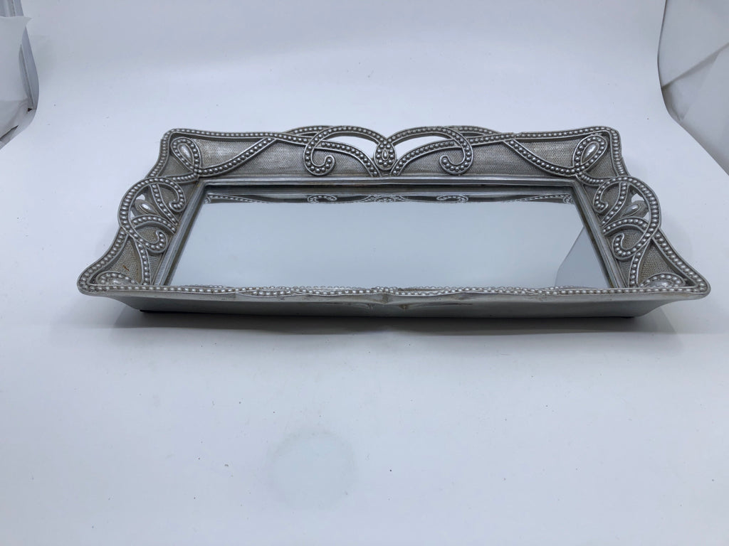 RECTANGLE SILVER MIRRORED TRAY.