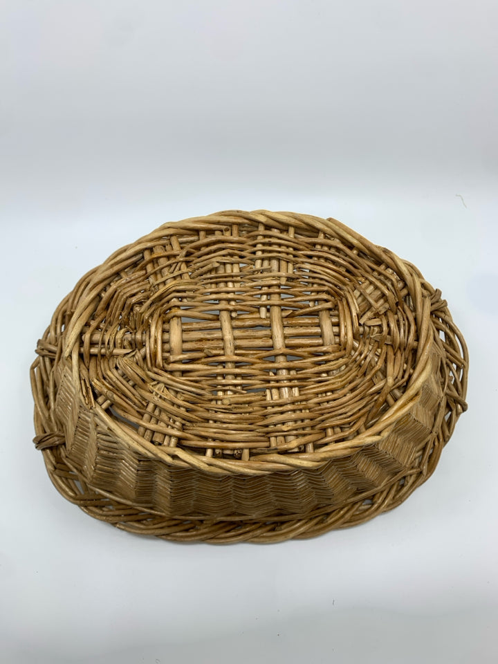 OVAL WICKER BASKET W/HANDLES.