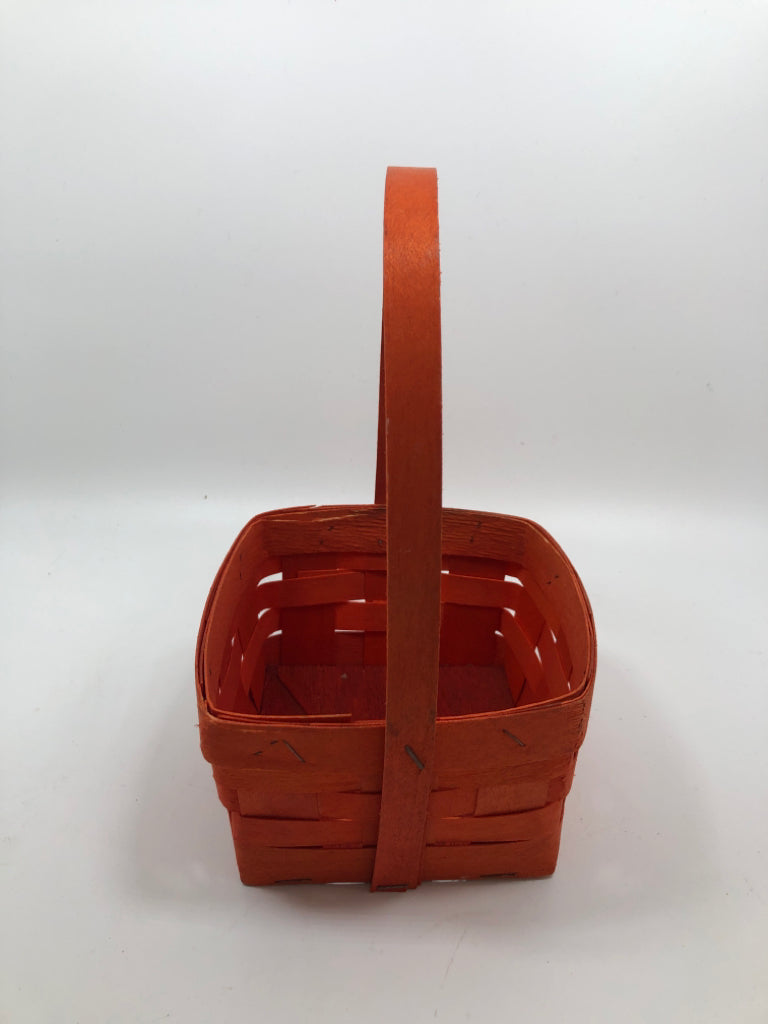 SMALL ORANGE SQUARE WOVEN BASKET.
