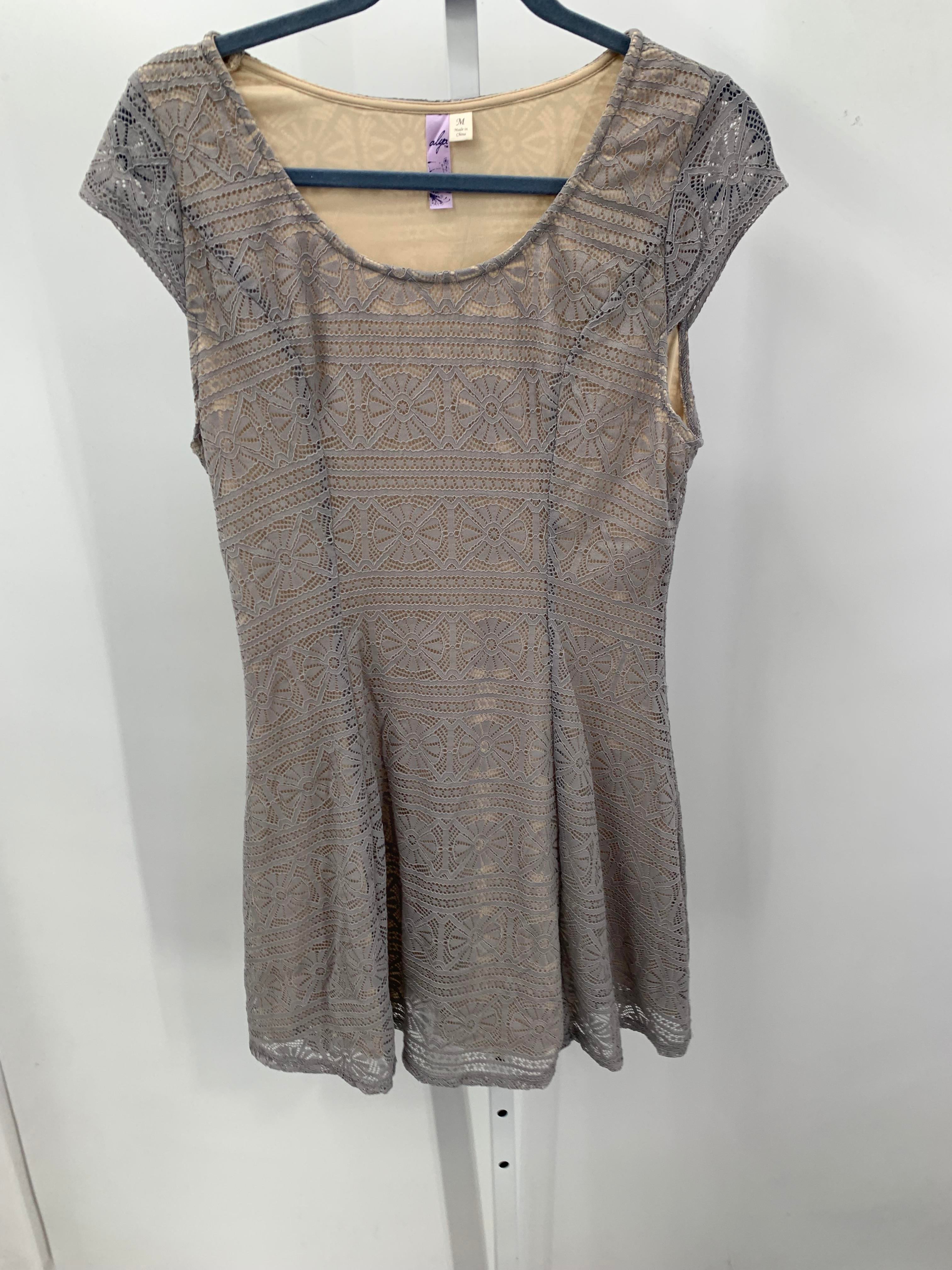 Alya Size Medium Juniors Short Sleeve Dress