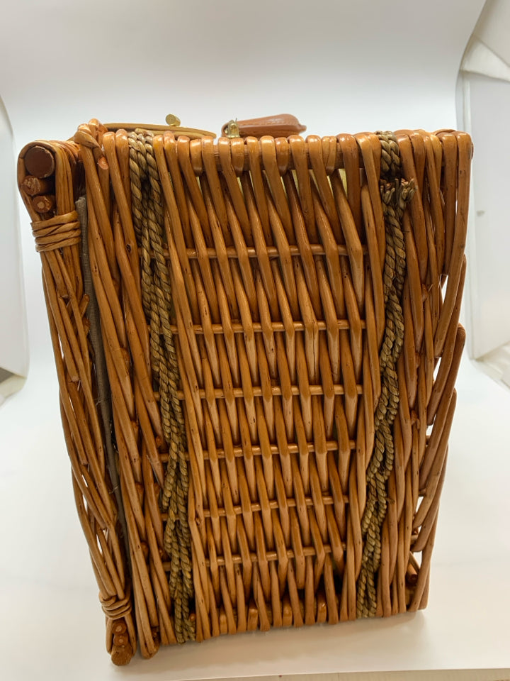 PICNIC BASKET SERVICE FOR 4.