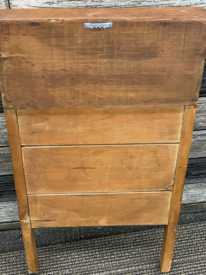 VTG WASHBOARD WALL HANGING.