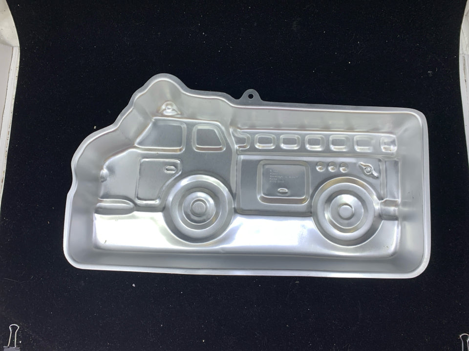 WILTON FIRE TRUCK CAKE PAN.