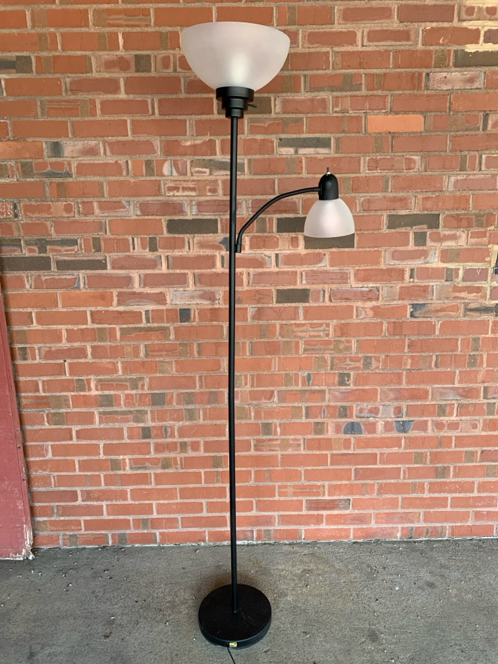 BLACK FLOOR LAMP W/WHITE SHADES AND ADJUSTABLE ARM.