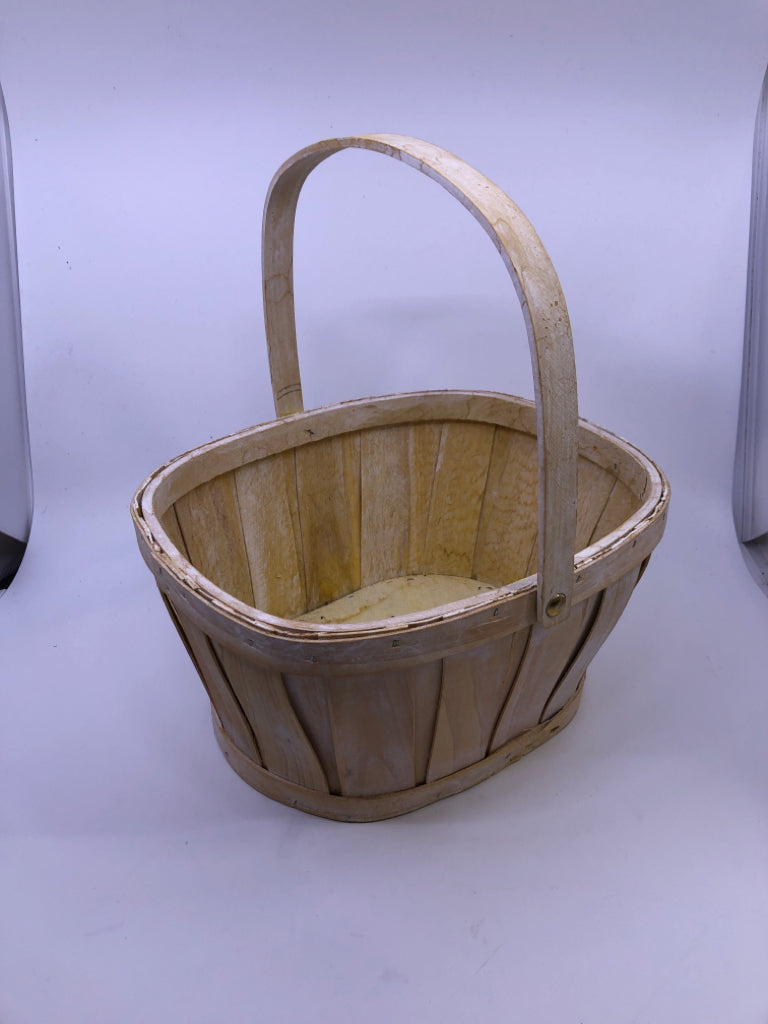 BLONDE WHITE WASHED BASKET W SWING HANDLE.