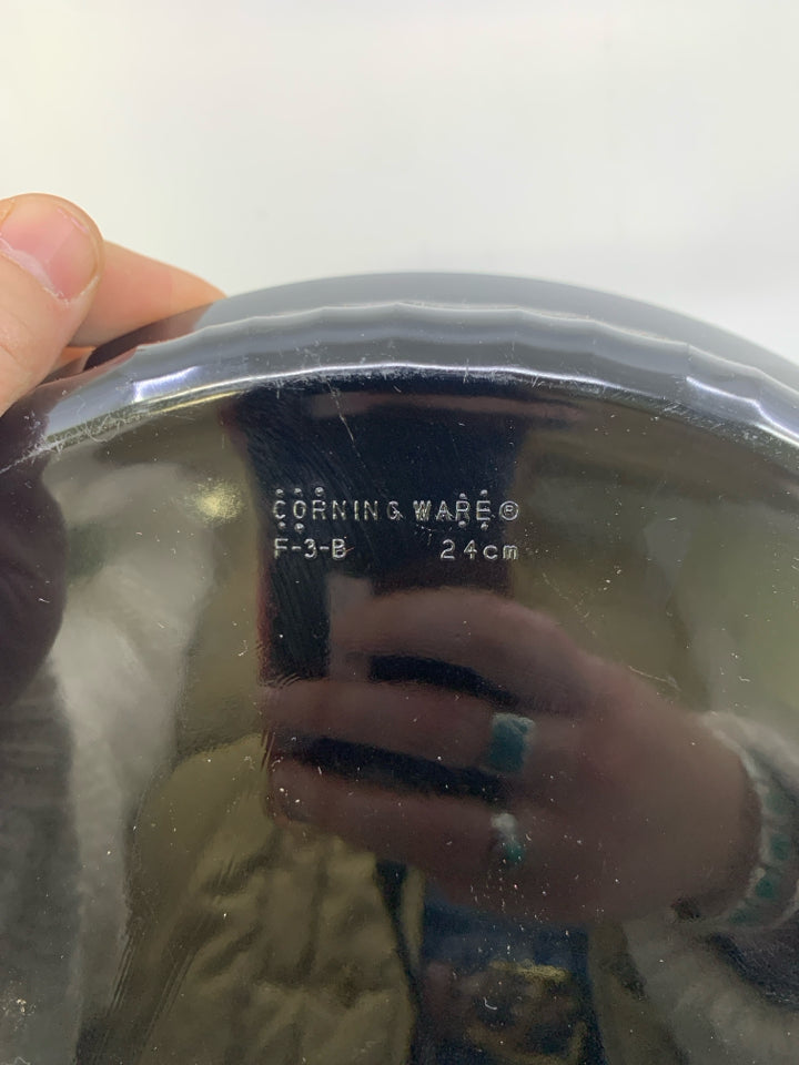 BLACK SHALLOW RIBBED QUICHE PLATE.