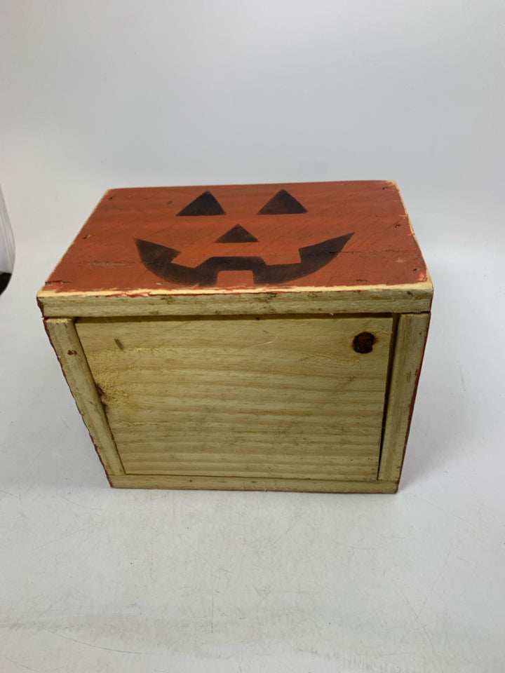 ORANGE JACKO LANTERN PAINTED WOOD BOX W/ HANDLE.