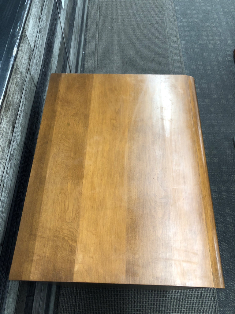 VTG WOOD SIDE TABLE W/3 DRAWERS ON WHEELS.