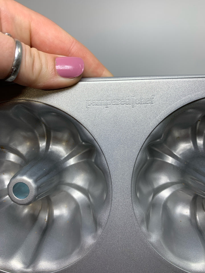MINI FLUTED CAKE BUNDT BAKING PAN.