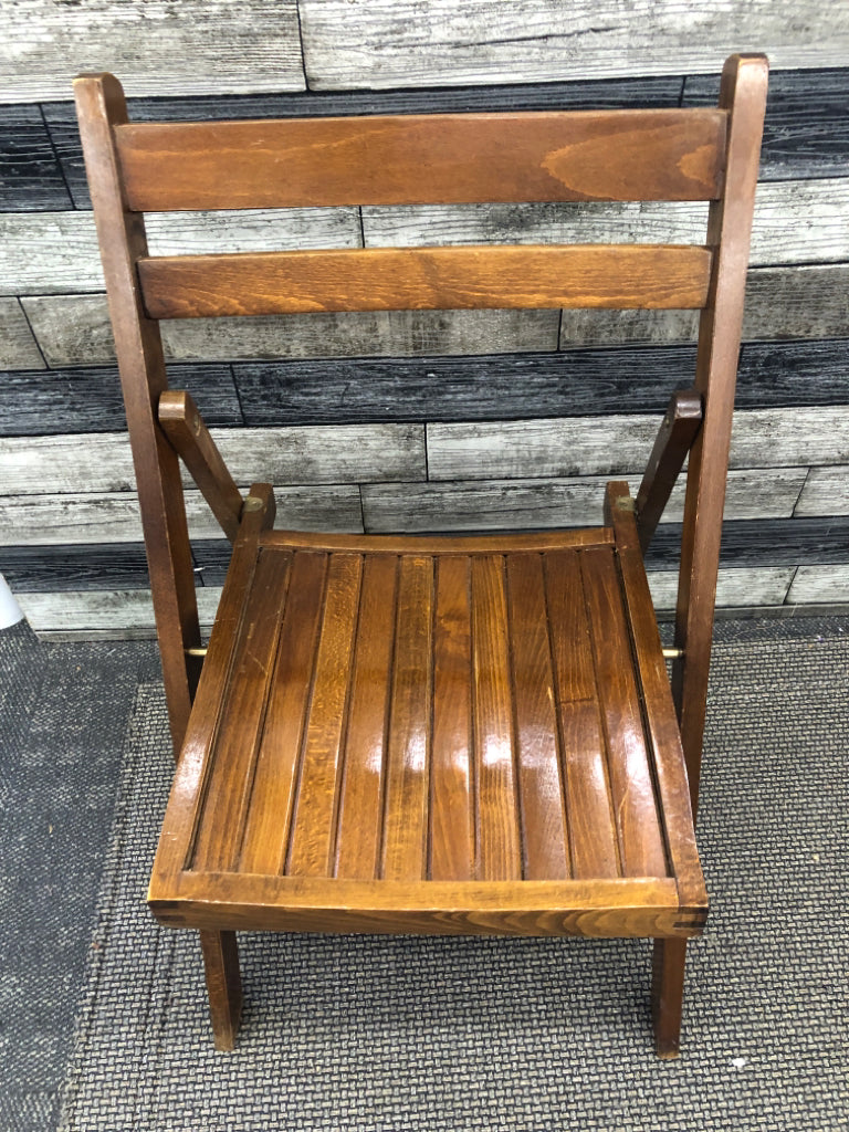 FOLDING WOOD CHAIR.