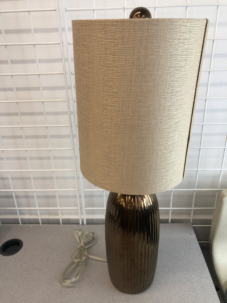 RIBBED METALLIC TABLE LAMP W/LONG CANVAS SHADE.