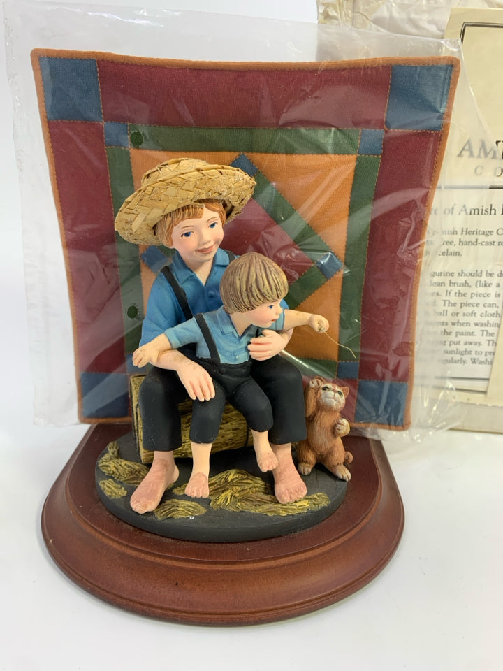 THE AMISH HERITAGE COLLECTIONS ELI & BENJAMIN W/QUILT.