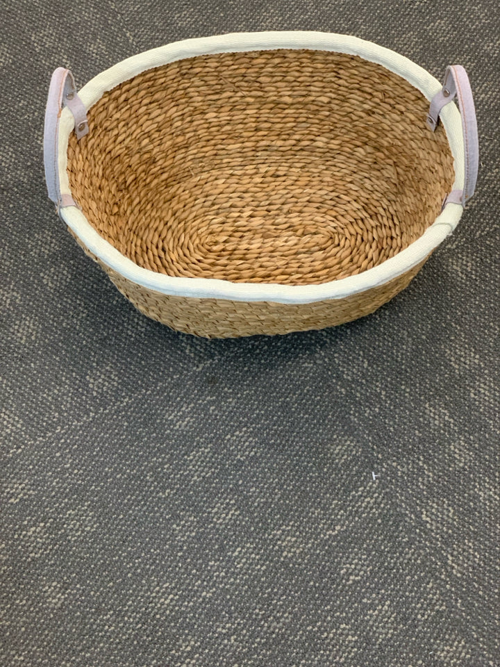 WOVEN BASKET W/CLOTH RIM.