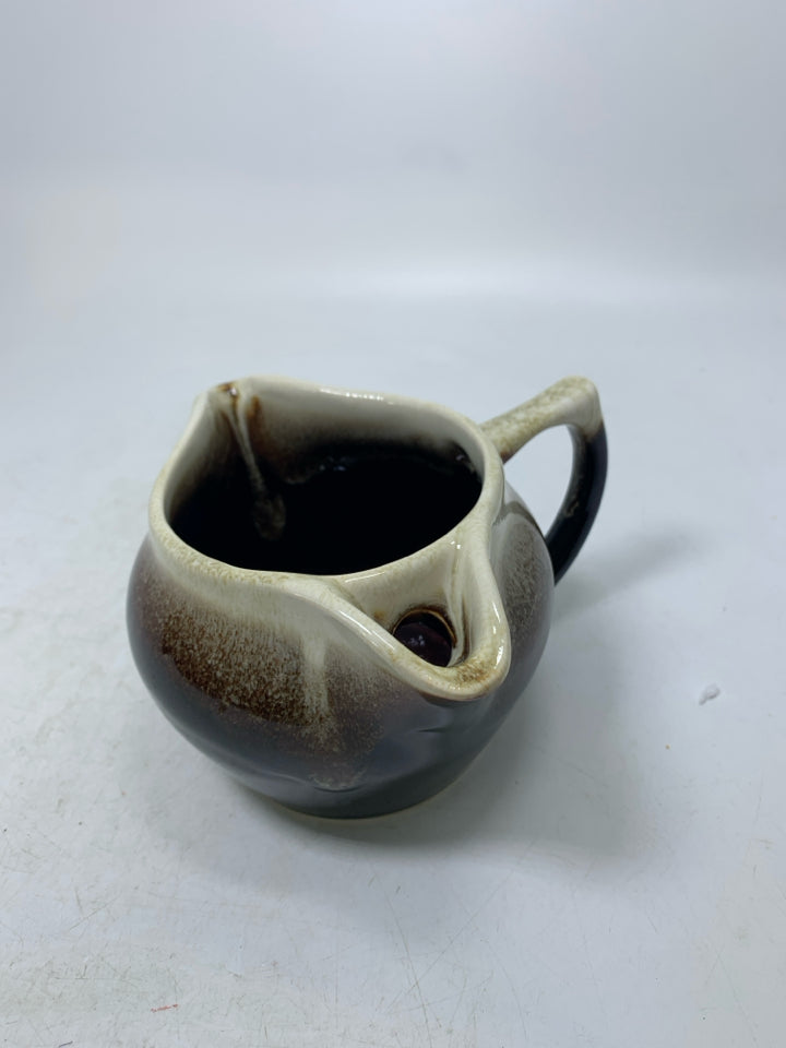 DOUBLE SPOUT CREAMER.